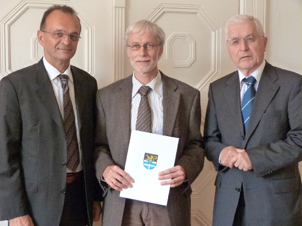 Landrat Dr. Fritz Brechtel (links) und der 1. Kreisbeigeordnete Benno Heiter (rechts) gratulierten Jürgen Stumpf (Mitte).